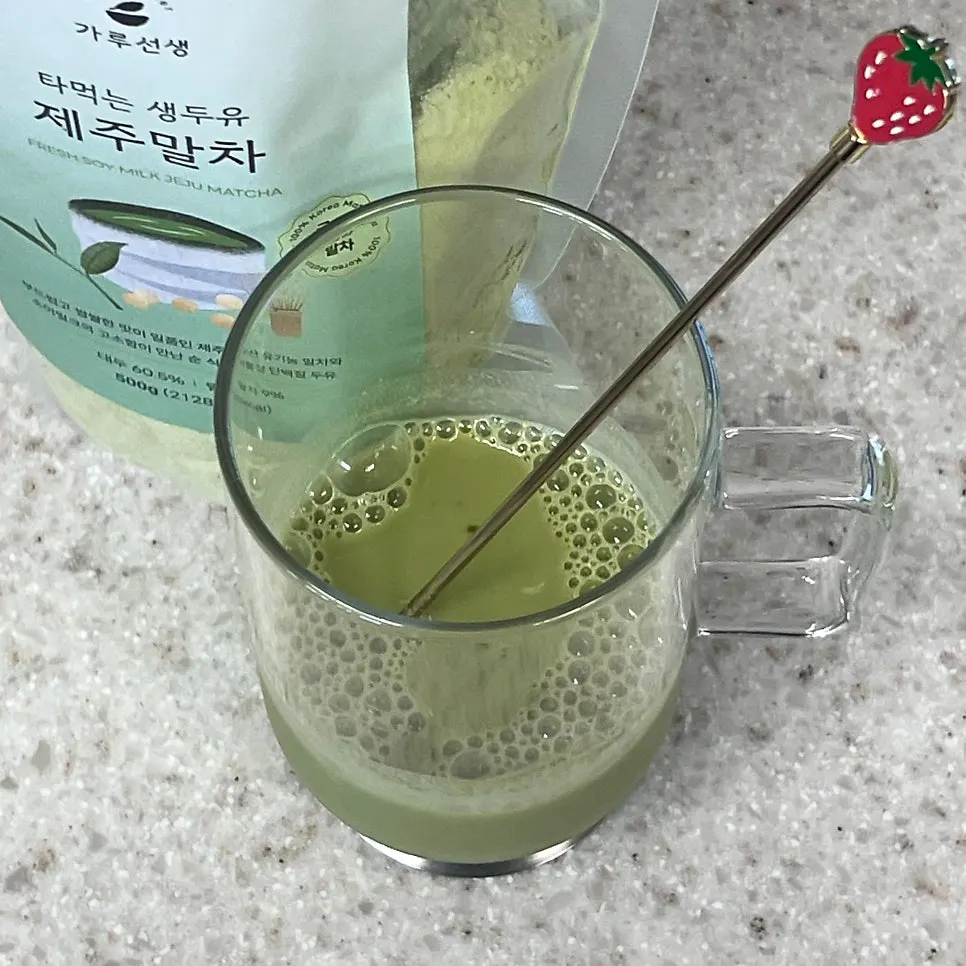 아몬드브리즈에 탄 말차 생두유