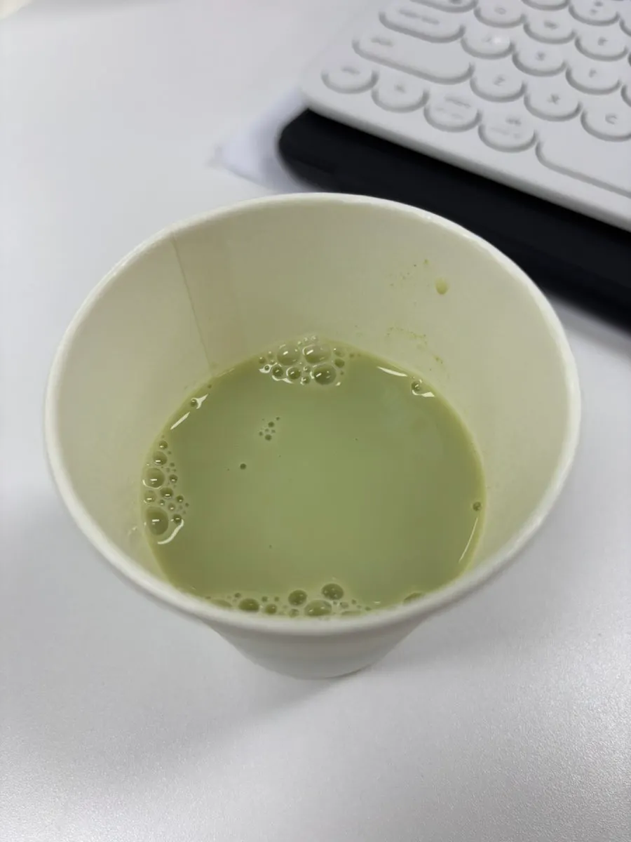 A matcha latte made by mixing with milk