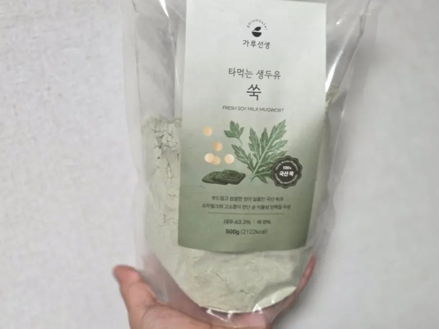 쑥두유 가루와 컵을 함께 놓은 모습