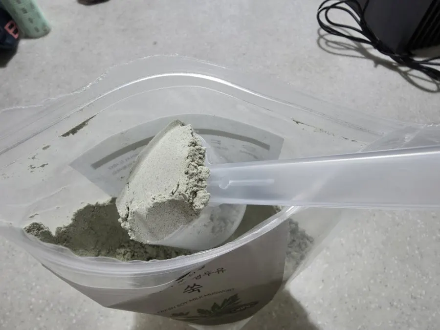 물을 부어 쑥두유를 타는 모습