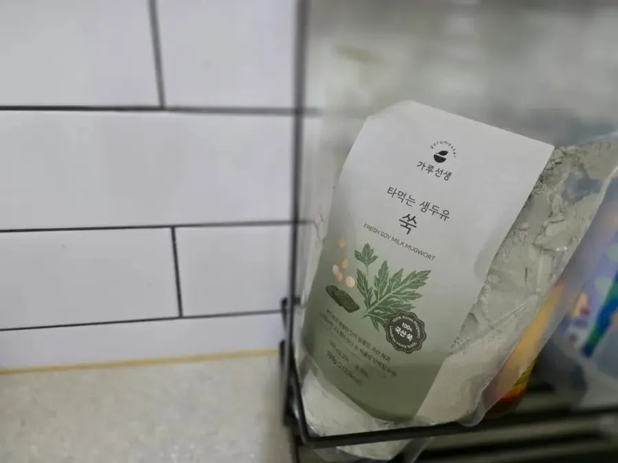 서늘한 곳에 보관 중인 가루선생 쑥 생두유