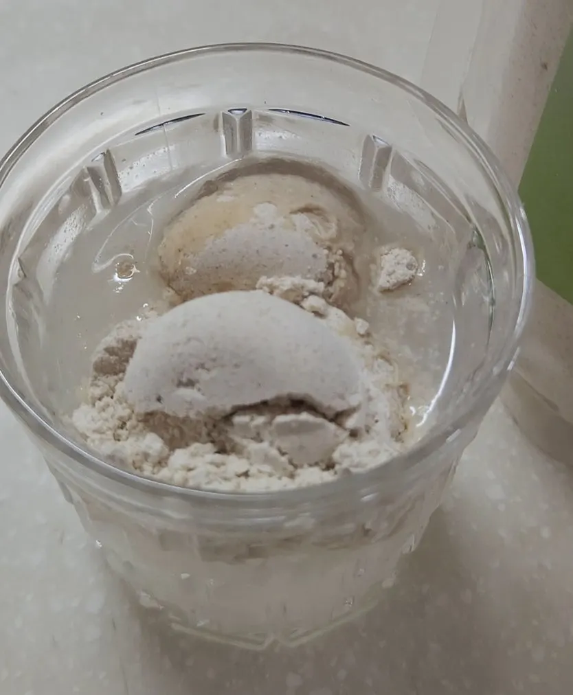 Oat powder measured with the dedicated scoop