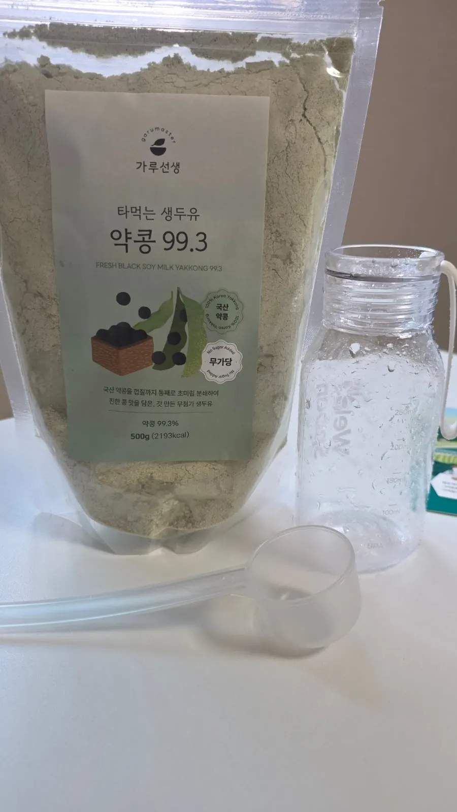 물통에 물과 약콩가루를 넣는 모습