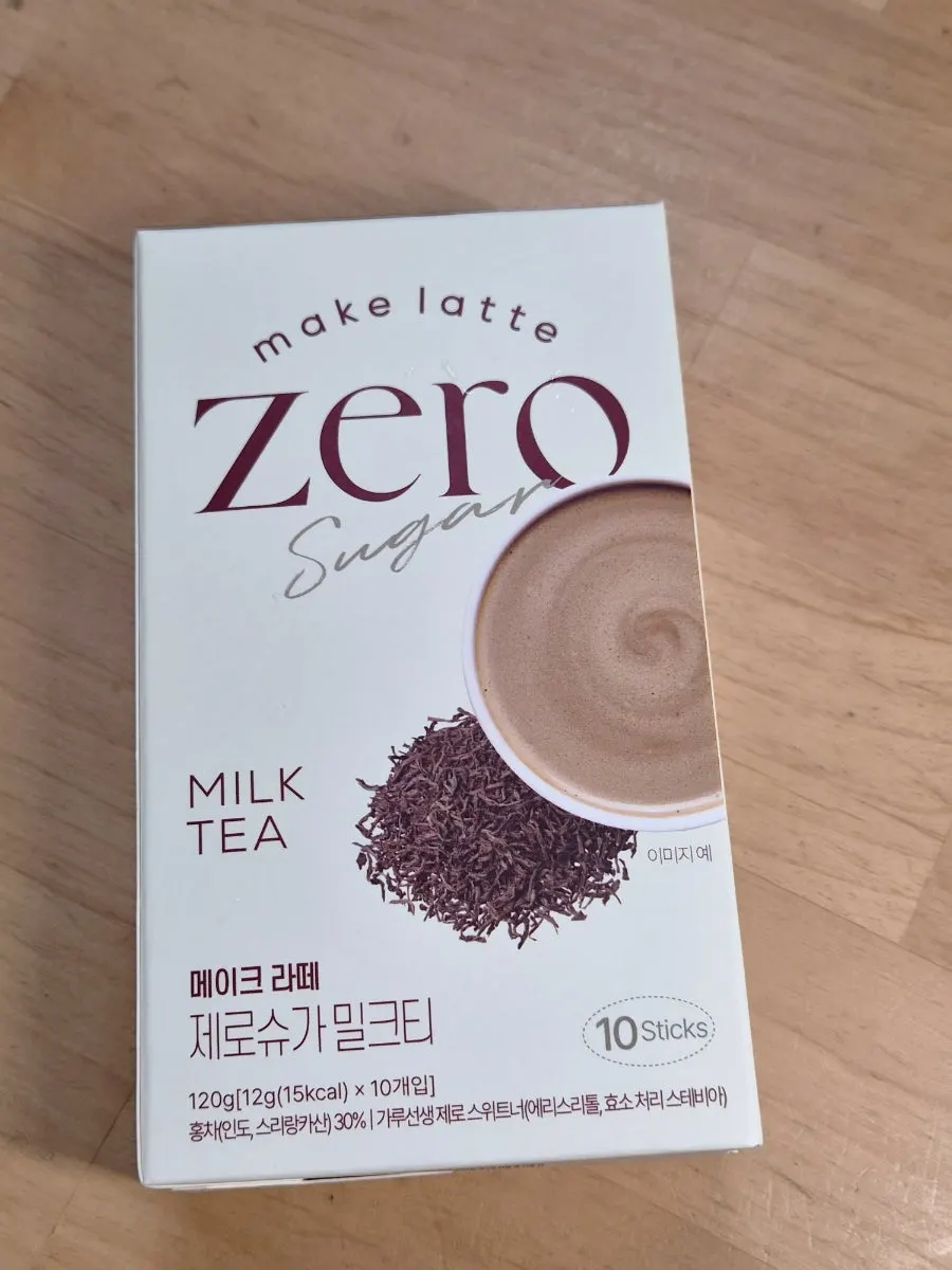 A cup of milk tea made by mixing the zero-sugar milk tea stick