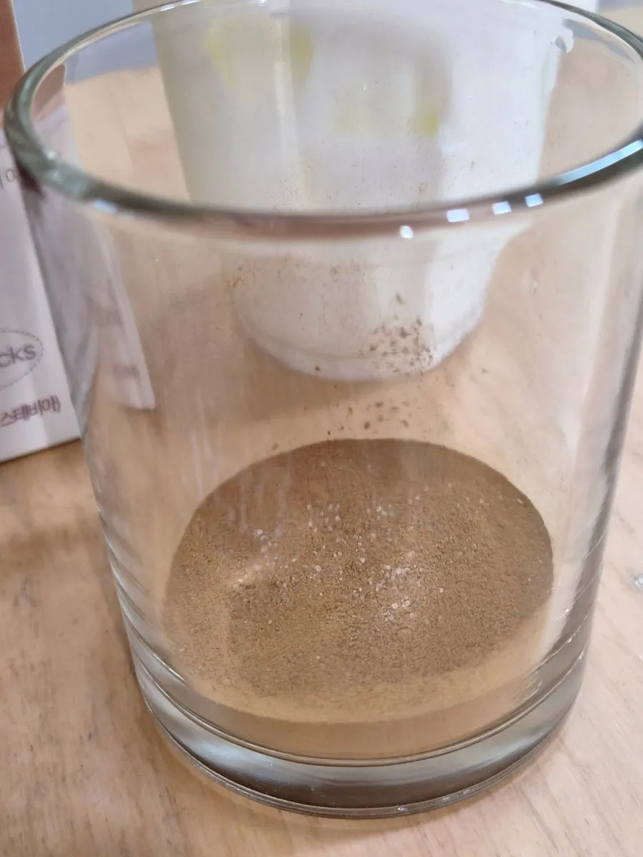 Mixing the milk tea powder into milk