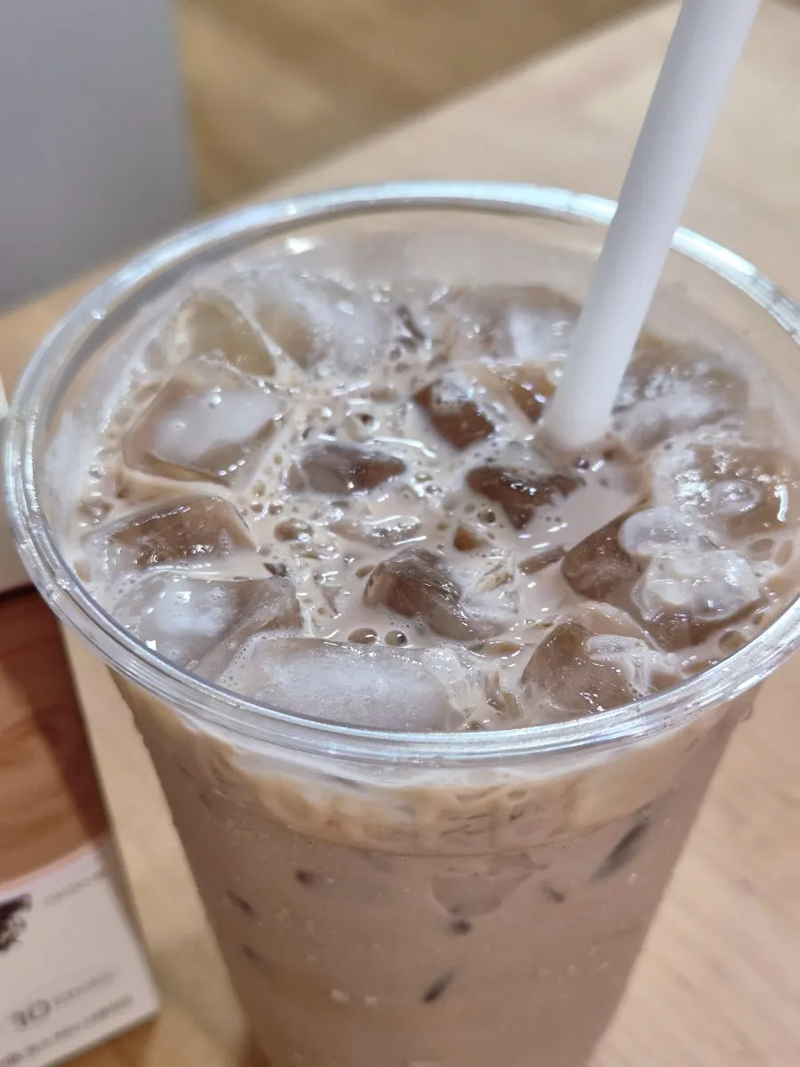 Zero-sugar milk tea made with almond milk