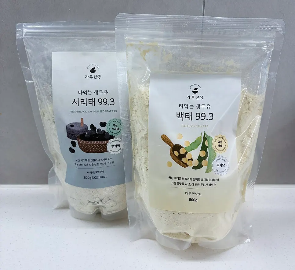 Combination of black soybean and white soybean powders