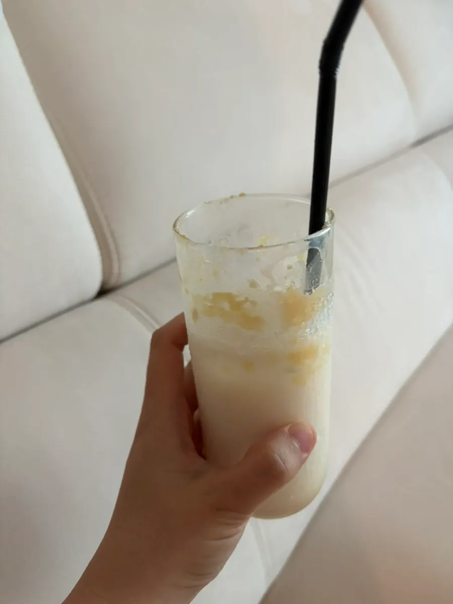 찬물에 녹인 무가당 백태 두유 한 잔