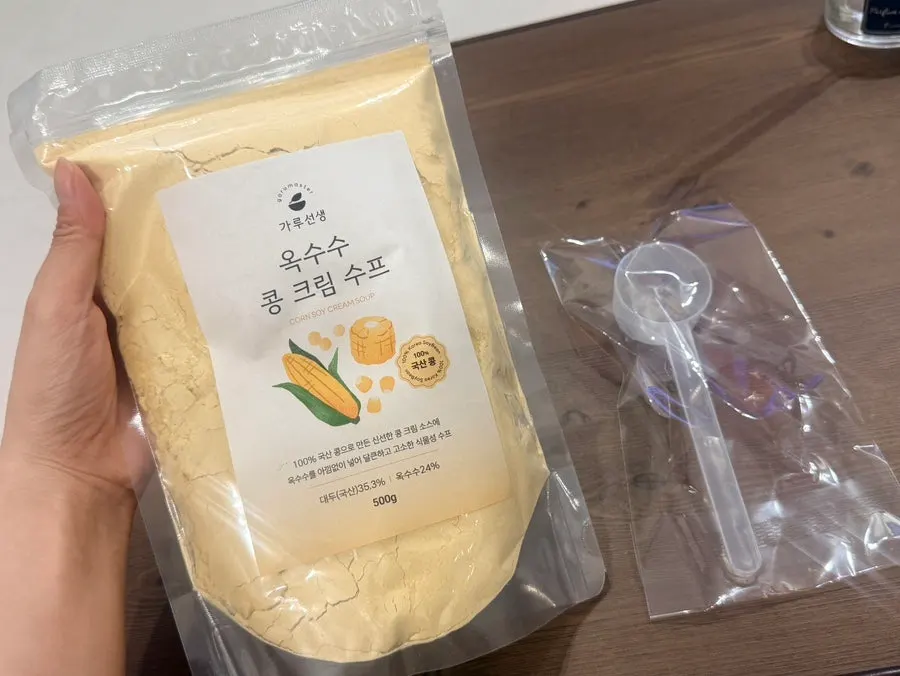 따뜻한 물에 탄 콩크림 옥수수 수프 한 잔
