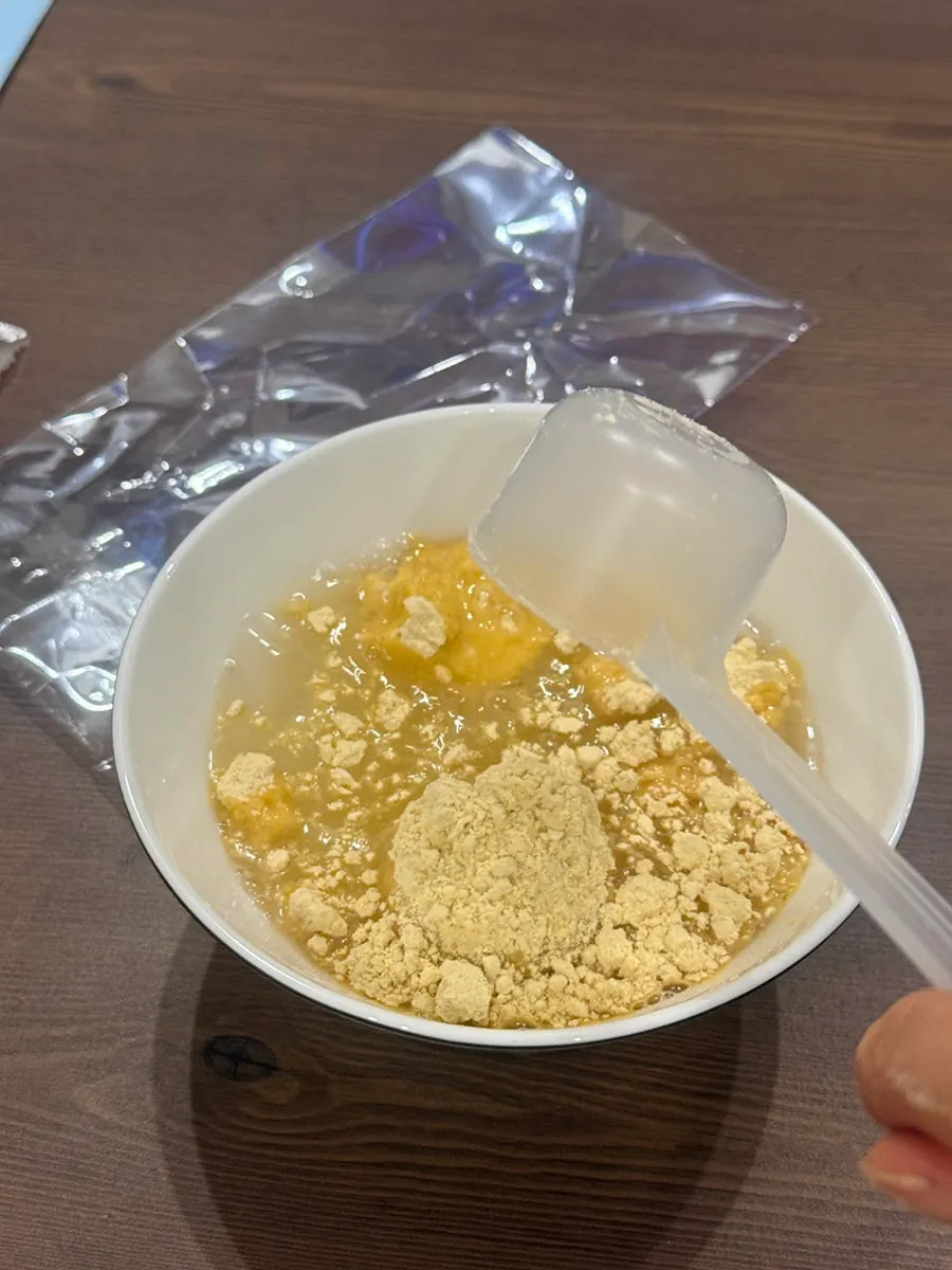 빵과 함께 차린 간단한 아침 수프 한 상