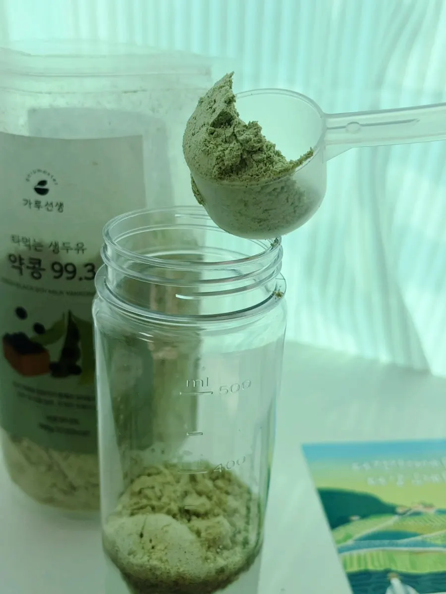 Mixing the yakkong soy milk powder into water