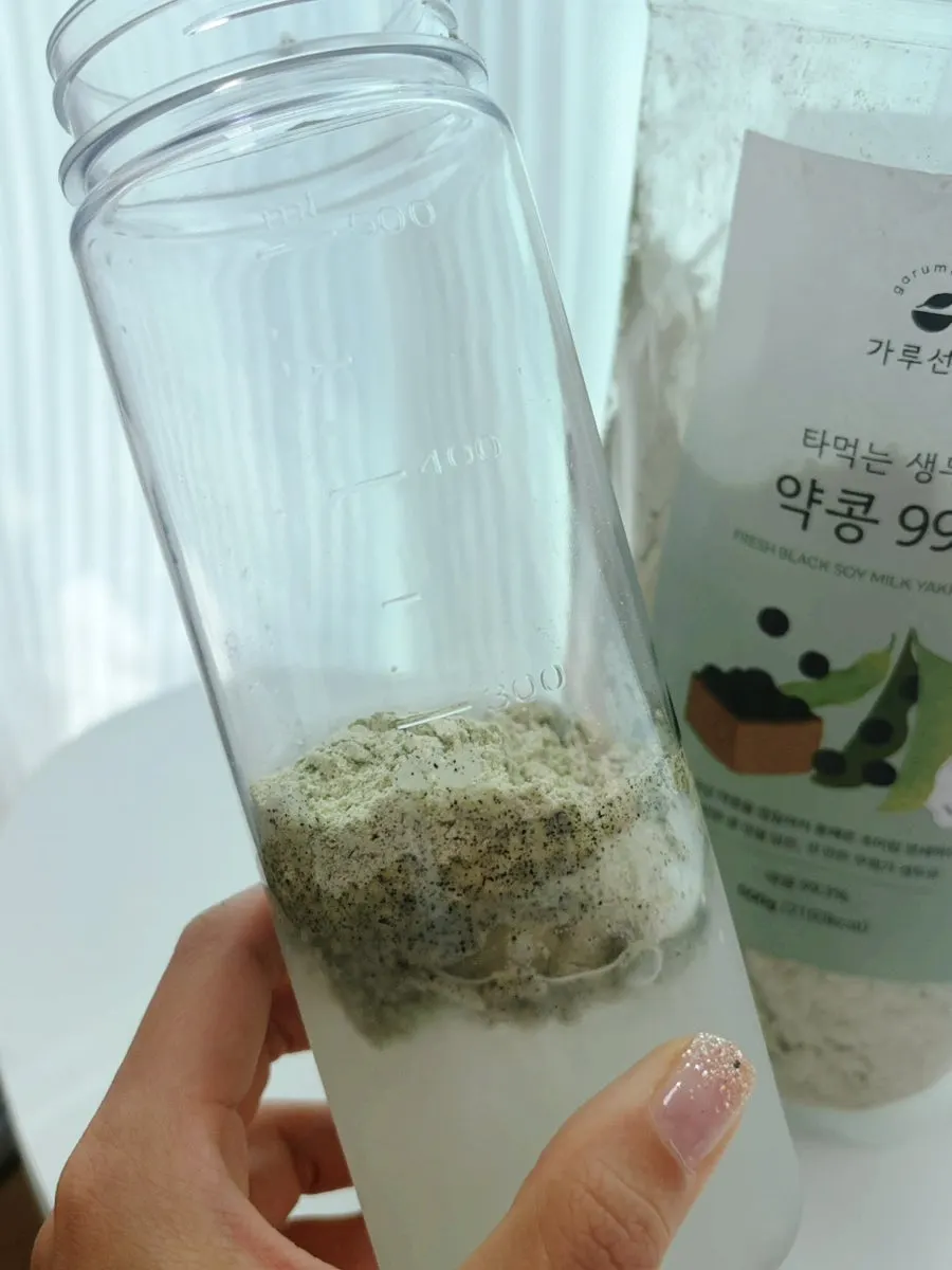 Tasting the finished Garu Seonsaeng yakkong soy milk