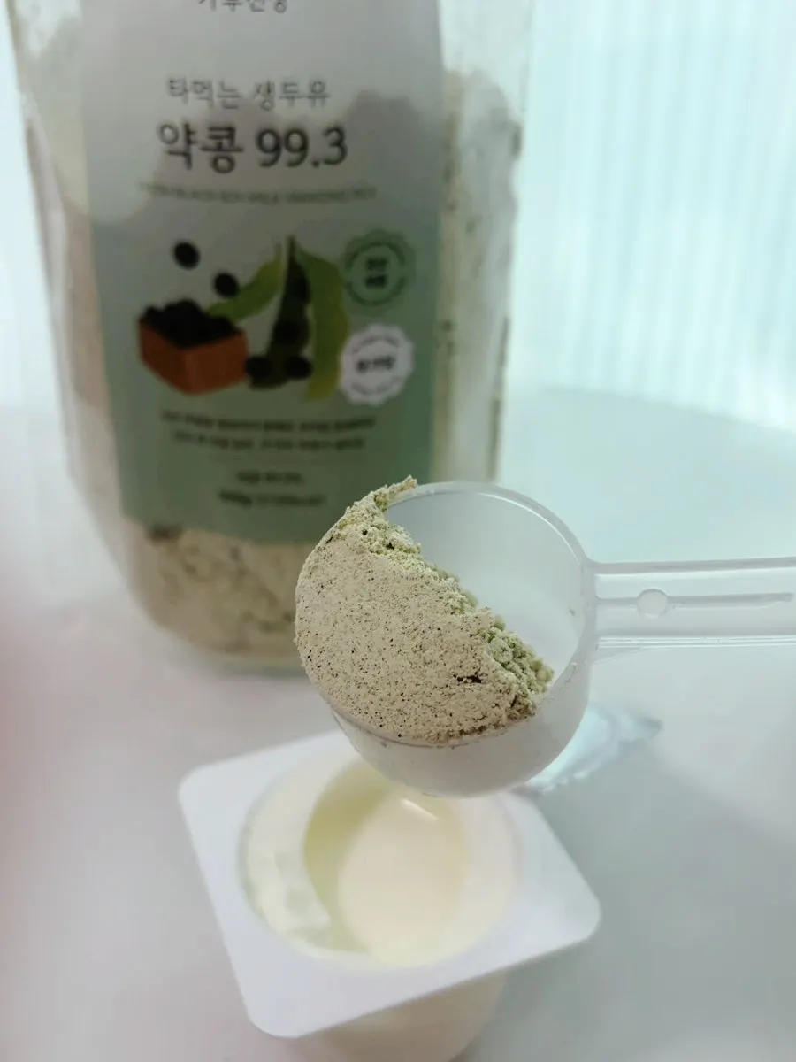 Preparing to use the powdered yakkong soy milk in different ways