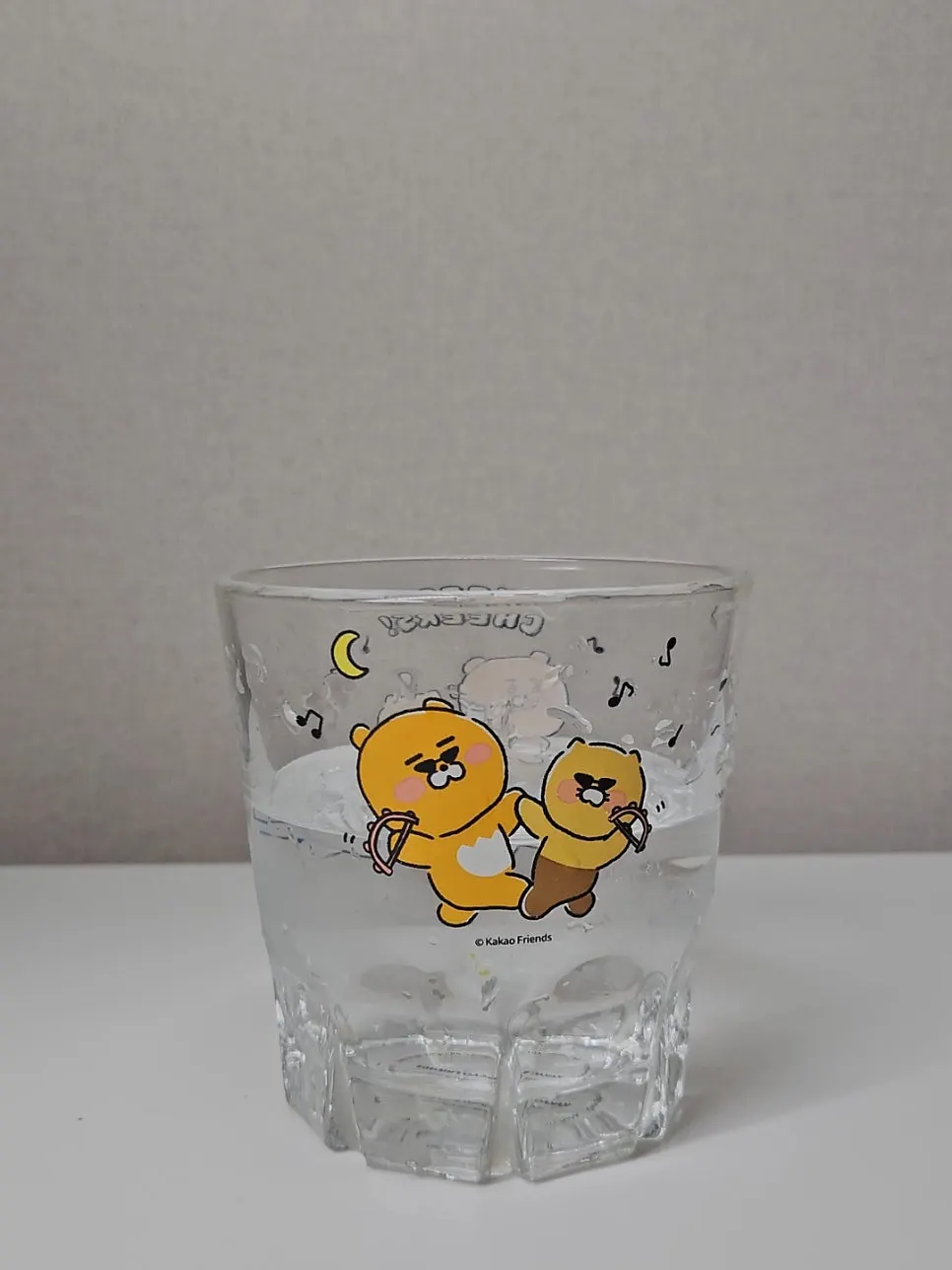 정수기로 물 180ml 받는 모습