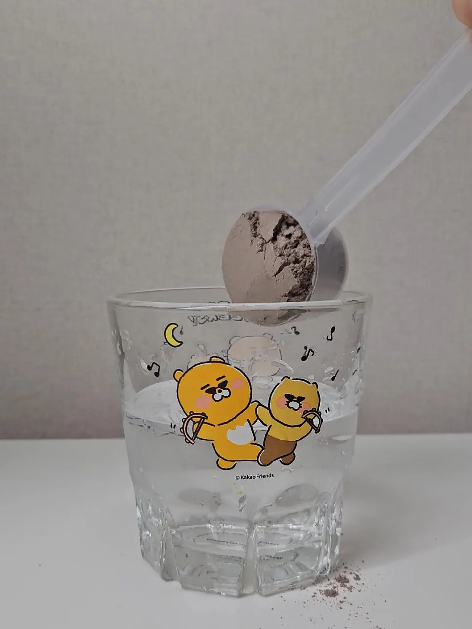 물 180ml가 담긴 컵