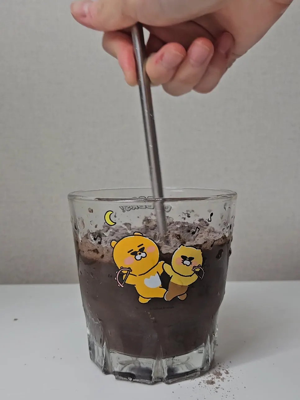 물에 생두유 초코맛 가루 2스푼 넣는 모습