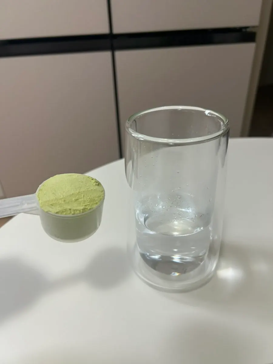 40도 정도 따뜻한 물 준비한 컵