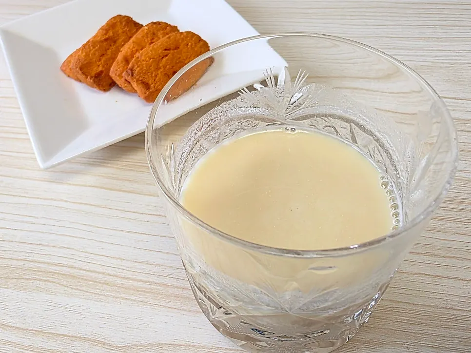 다 마신 뒤의 두유 잔