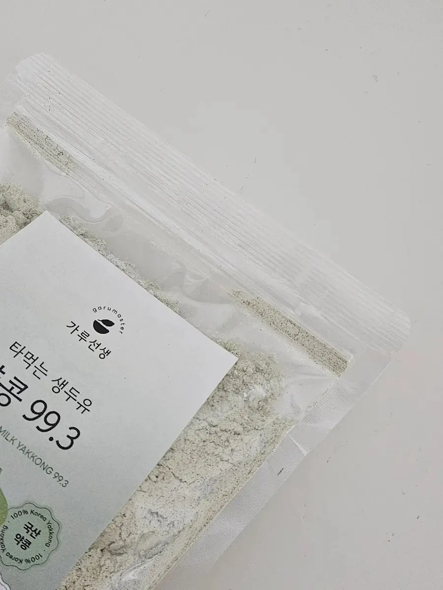 지퍼백 형태로 밀봉된 약콩 생두유 가루 봉지