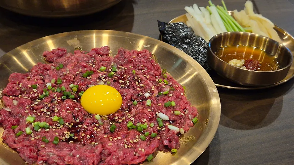 밥을 말아먹는 곰탕 한 그릇