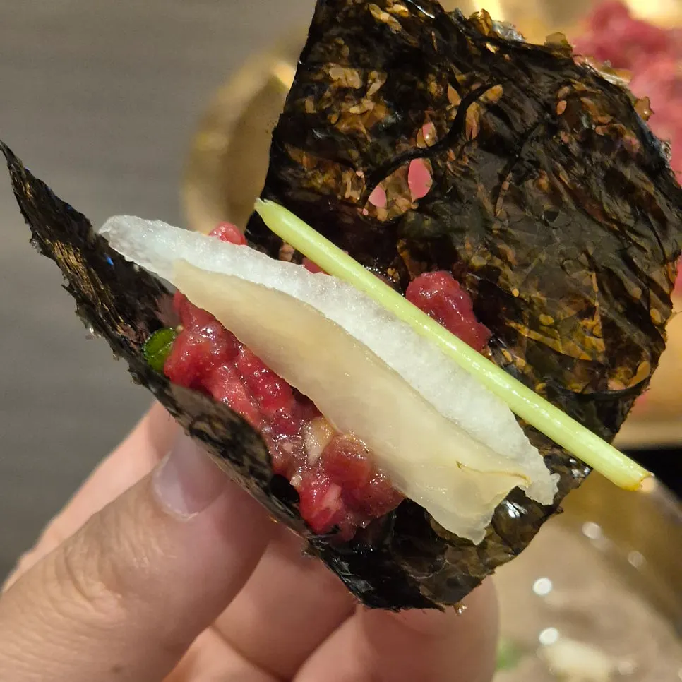 김에 싸 먹는 육회 한 입