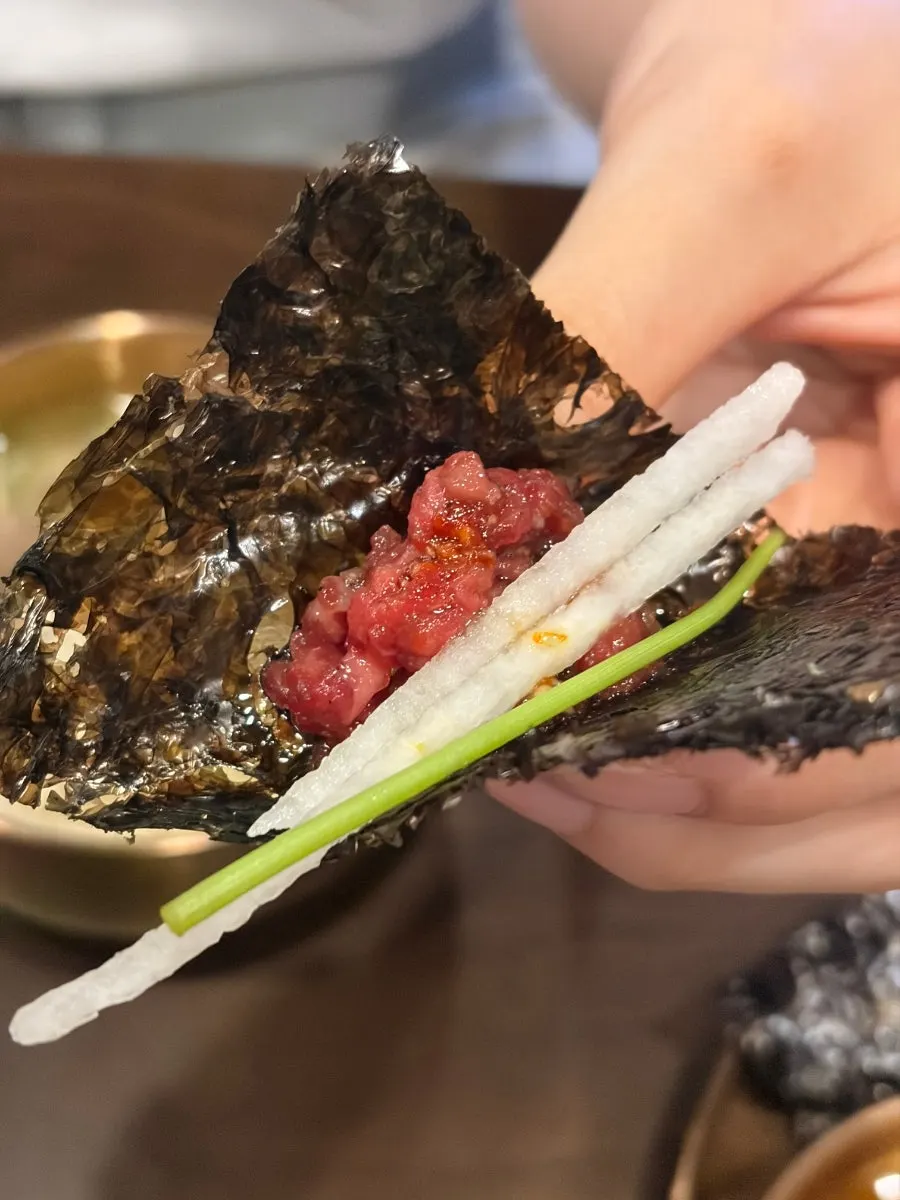 직접 싼 한입육회 쌈