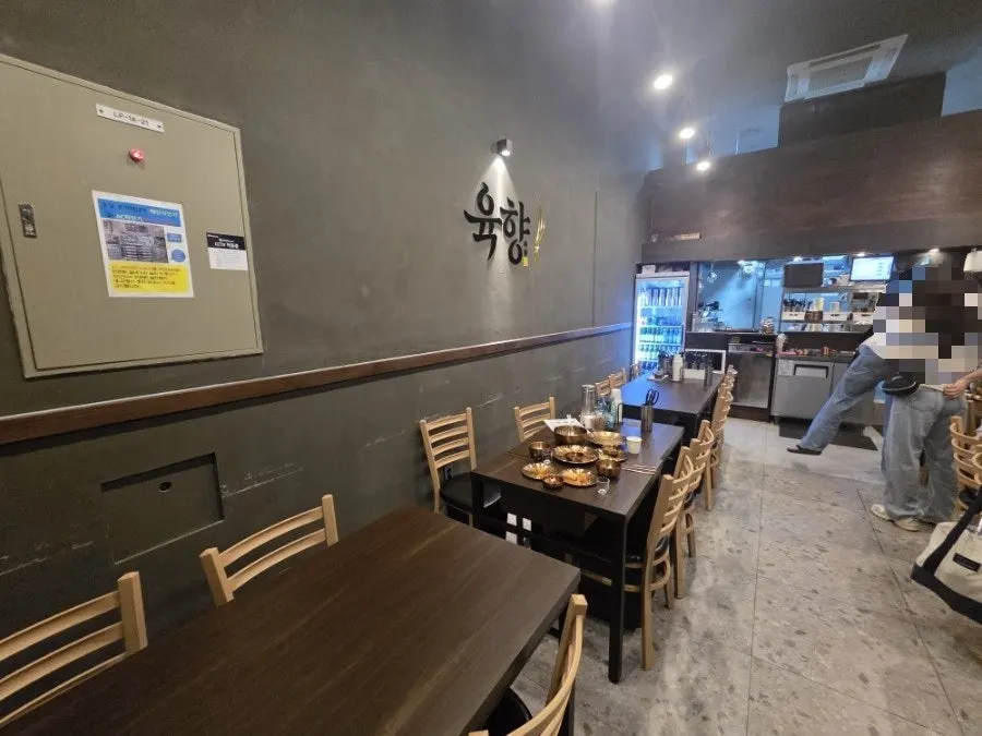 Spacious table seating inside Yukhwang