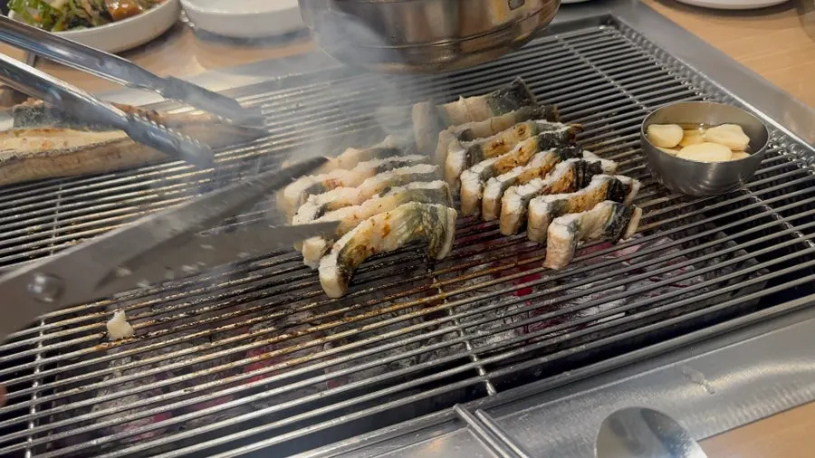 한입 크기로 잘린 민물장어 구이