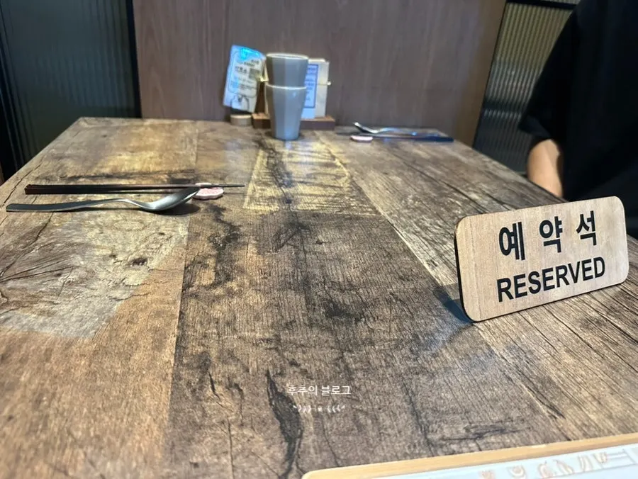 Reserved seating and table setup at Gapposo