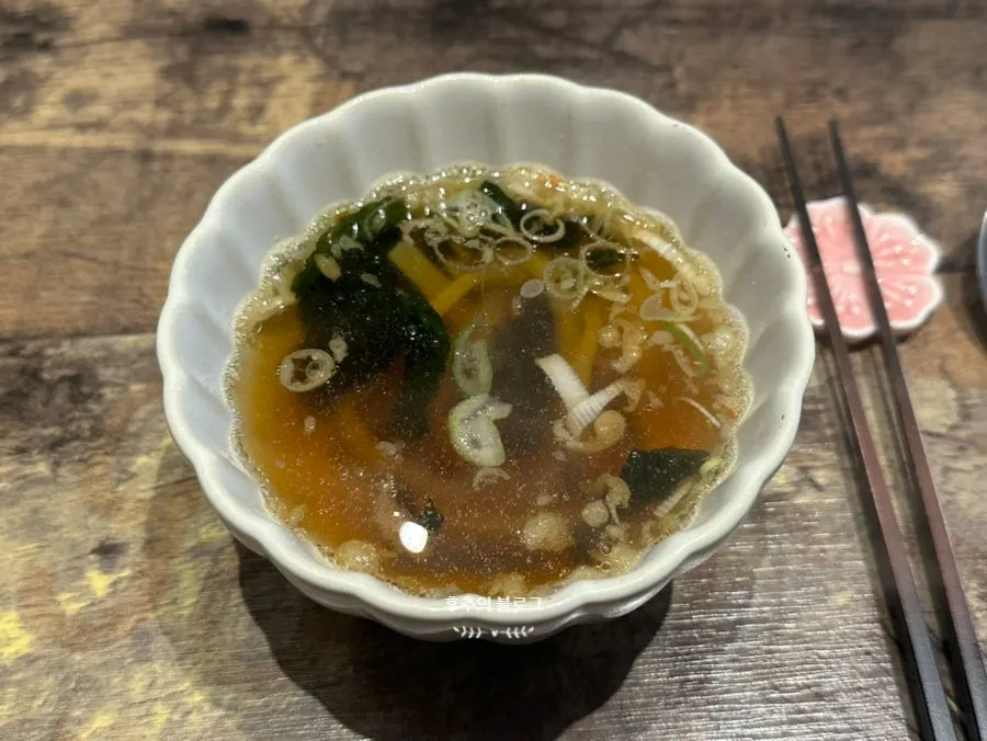 A bowl of udon with plump noodles