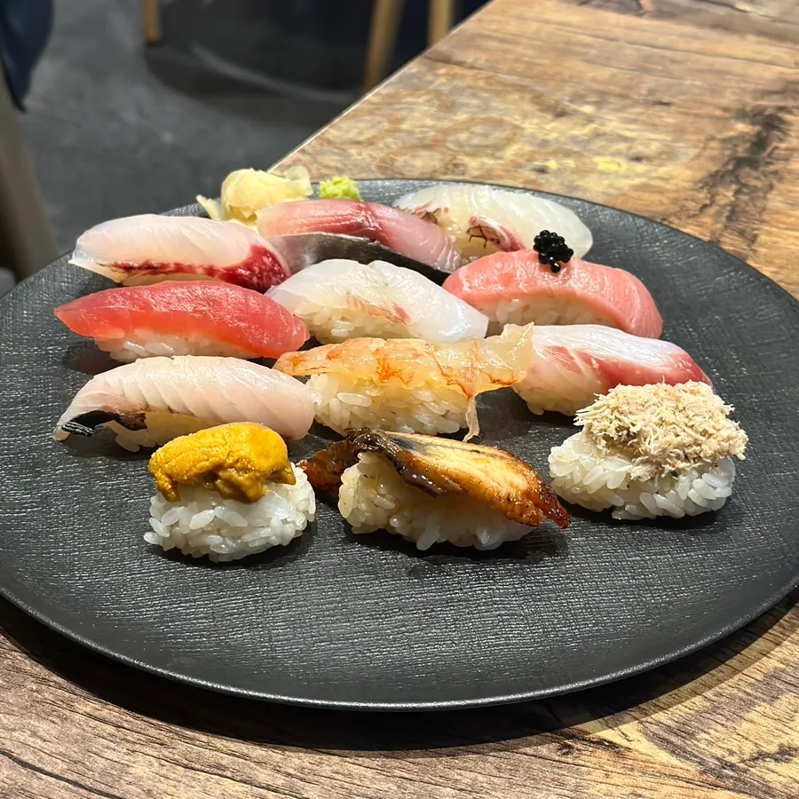 Main course of Gapposo's dinner sushi set