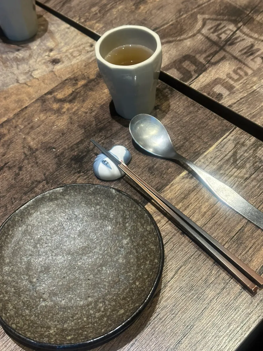Napkins and a set of utensils on the table at Gapposo