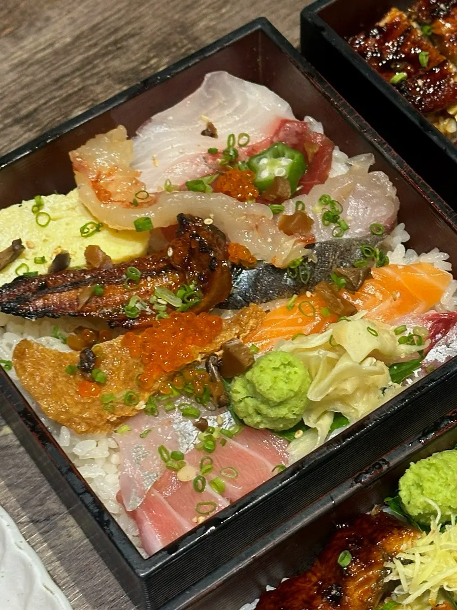 Kaisendon and unagidong placed together on the table