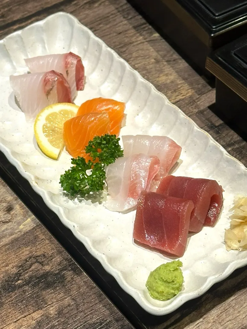 A plate of Gapposo's 6-piece sashimi