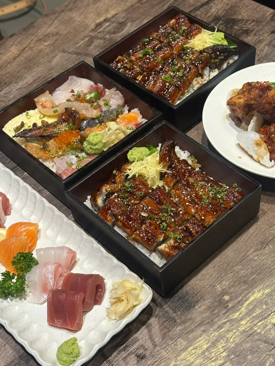 Gapposo's unagidong piled high with eel