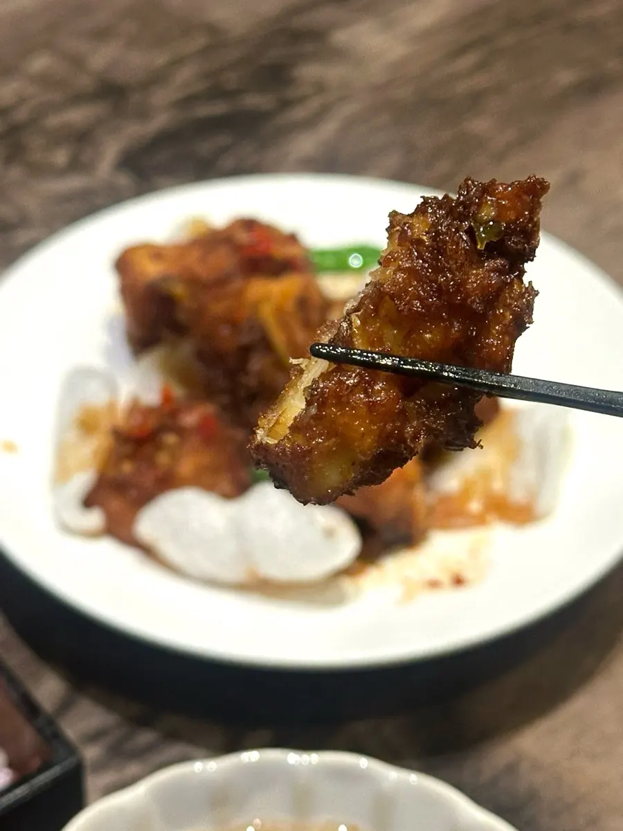 Shrimp chips laid beneath the karaage