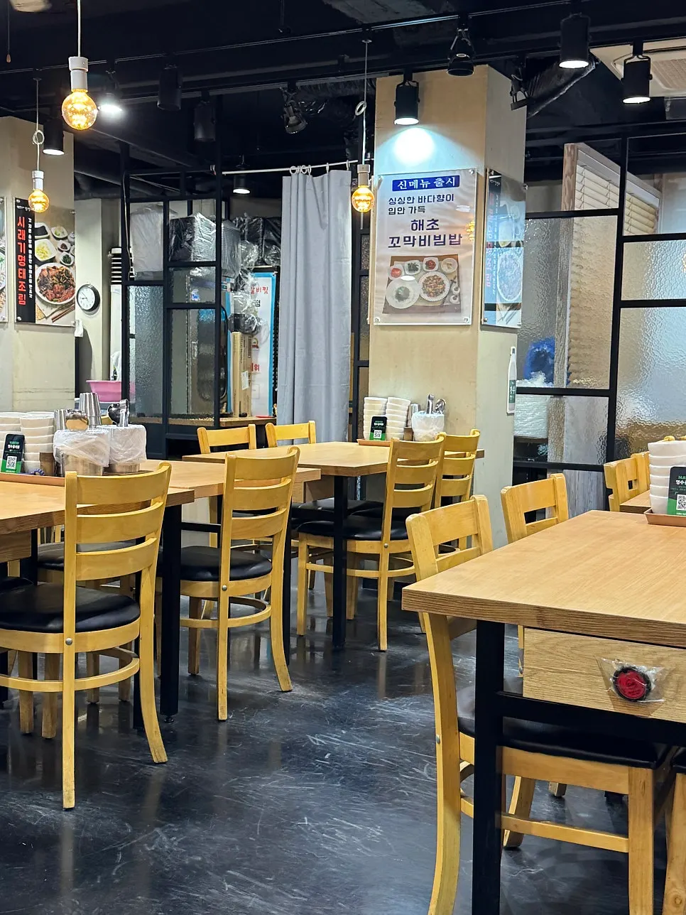 Dining hall at Gim Myeongtae Gasan Branch including group seating