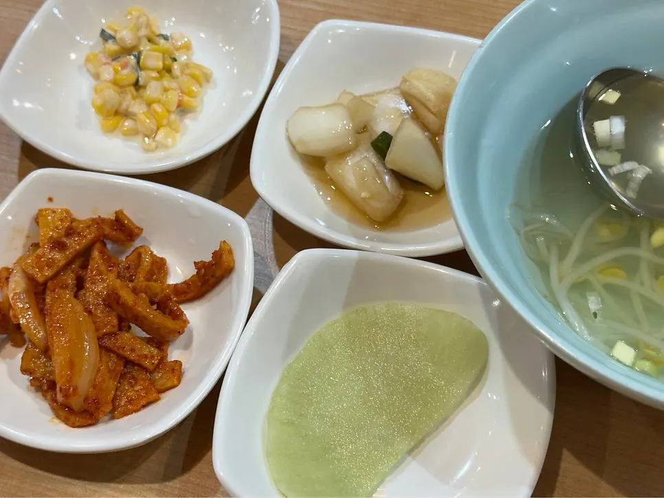 Neatly arranged basic side dishes