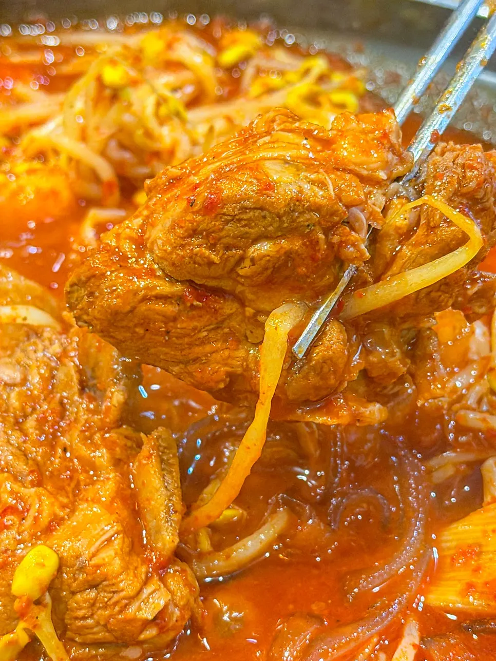 밥에 올린 갈비 한 점