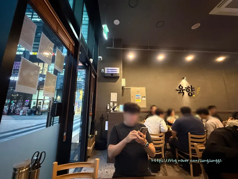깔끔하게 정리된 육향 내부 테이블