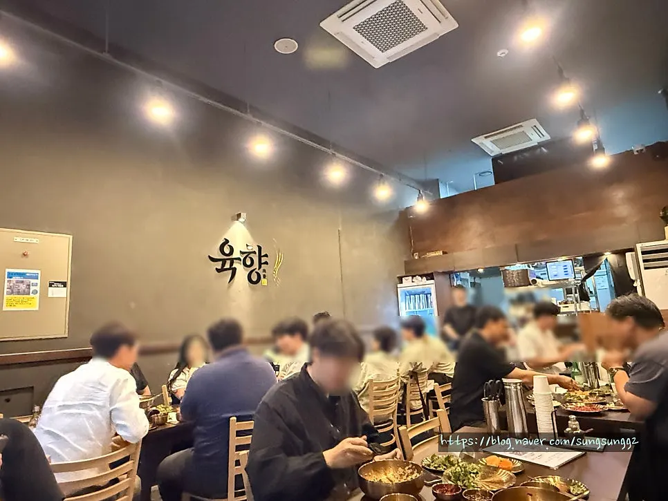 널찍한 육향 홀 좌석 배치