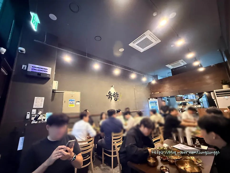 평일 저녁 만석인 육향 매장 내부