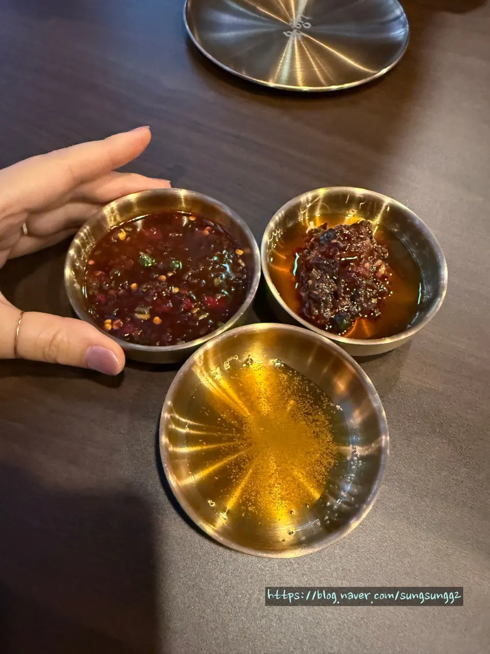 뭉티기와 수육용 특제 소스 접시