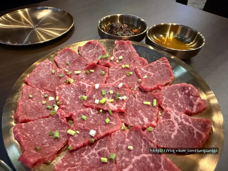 테이블에 올려진 뭉티기 한 접시