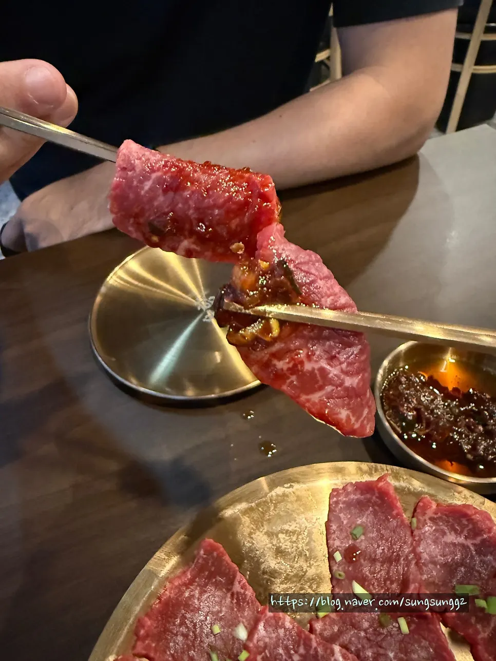 접시를 기울여도 붙어 있는 뭉티기