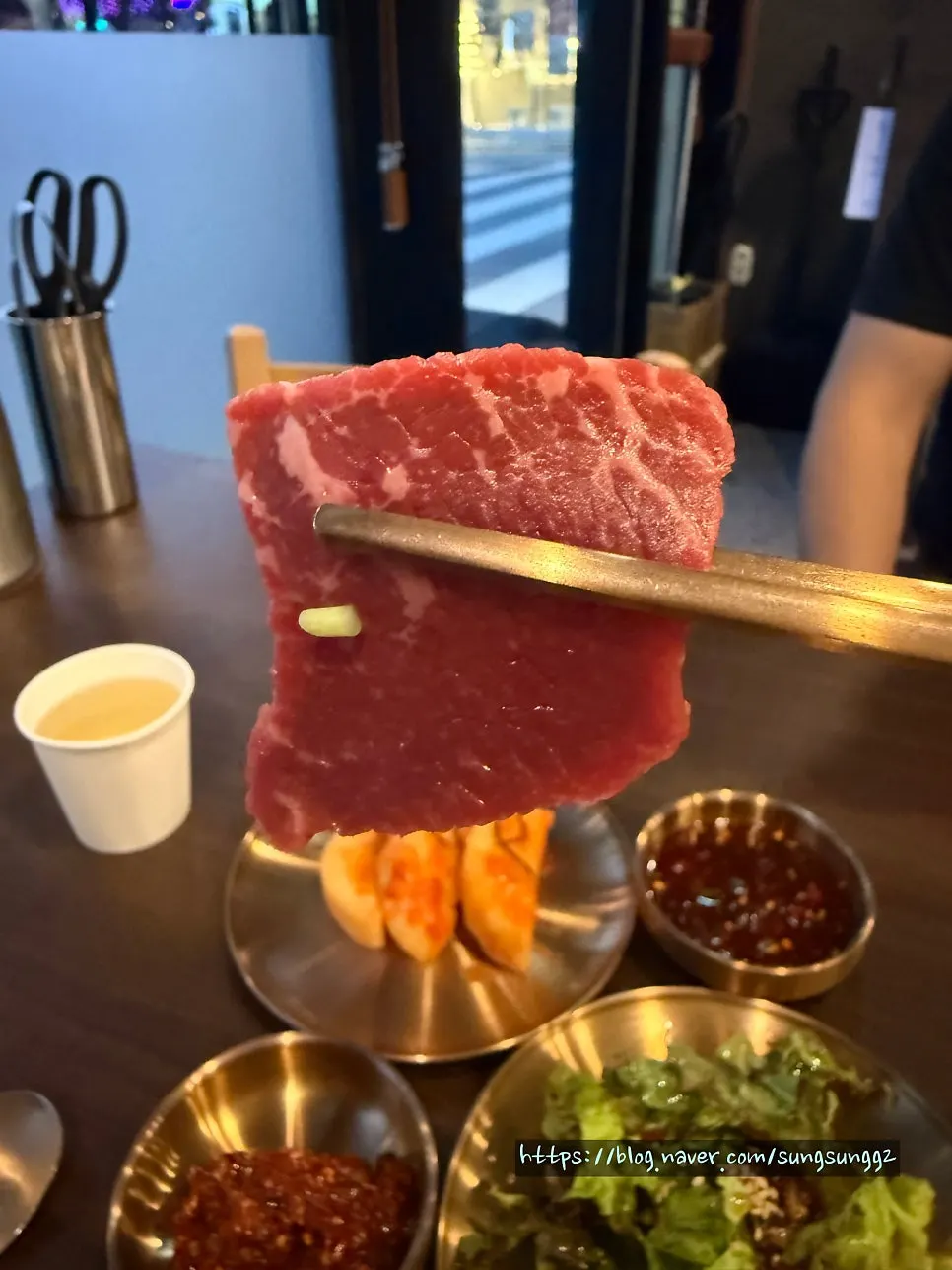 찰기가 살아 있는 뭉티기 고기