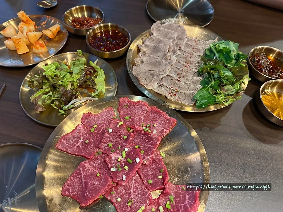 특제 양념 소스에 찍은 뭉티기 한 점
