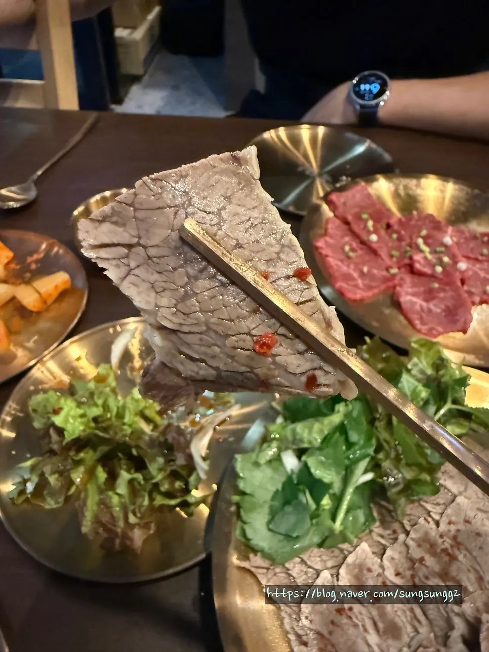 촉촉한 단면이 보이는 접시수육