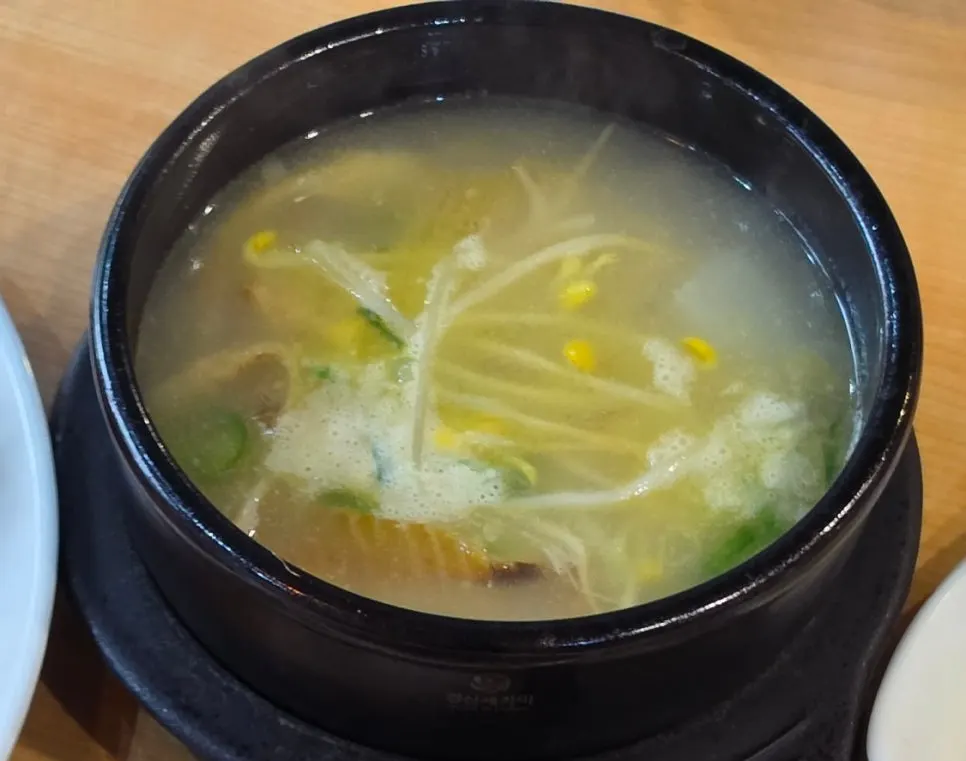 고소한 국물의 황태해장국