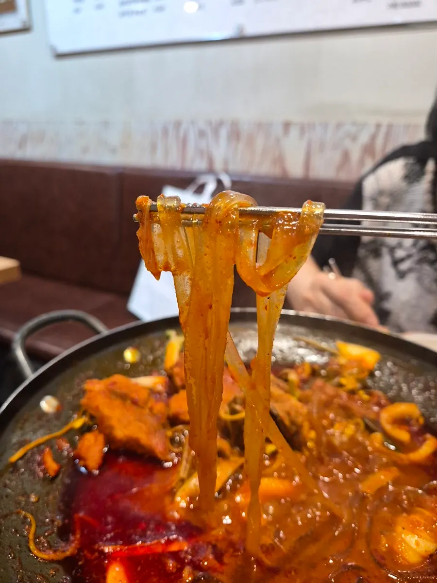 Glass noodles and bean sprouts soaked in spicy broth